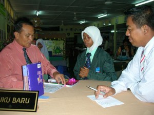 En. Junaidi, En. Mohd Kamel dan Nurulin semasa pemantauan PSS.