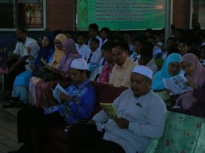 Ustaz Wan Zaidel, Ustaz Anuar, guru-guru dan murid-murid semasa Sambutan Maulidur Rasul di Dataran Hj. Abdul Aziz.