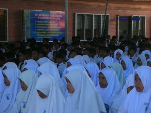 Murid-murid SEPUGAYA sedang mendengar ceramah Ustaz Anuar.