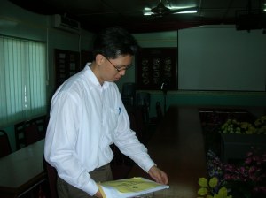 En. Perry sedang membuka sampul Keputusan SPM 2008
