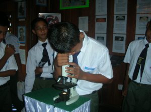 Murid-murid sedang menggunakan Mikroskop di Sudut Sains Laman Warisan